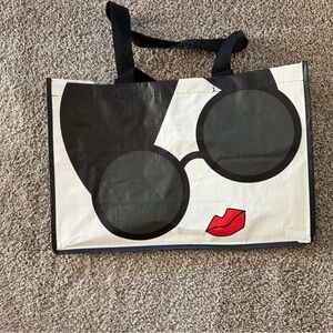 Chic Tote Bag with Sunglasses Design